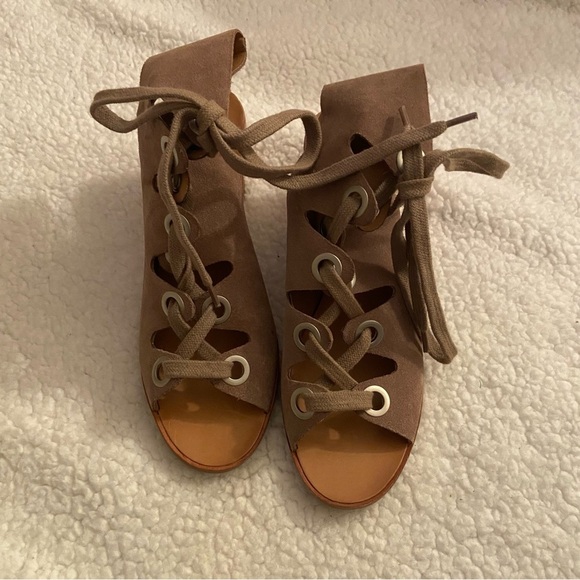 Dolce Vita Lei Brown Tan Suede Wedge Grommet Lace-Up Ankle Wrap Sandals - Picture 2 of 6